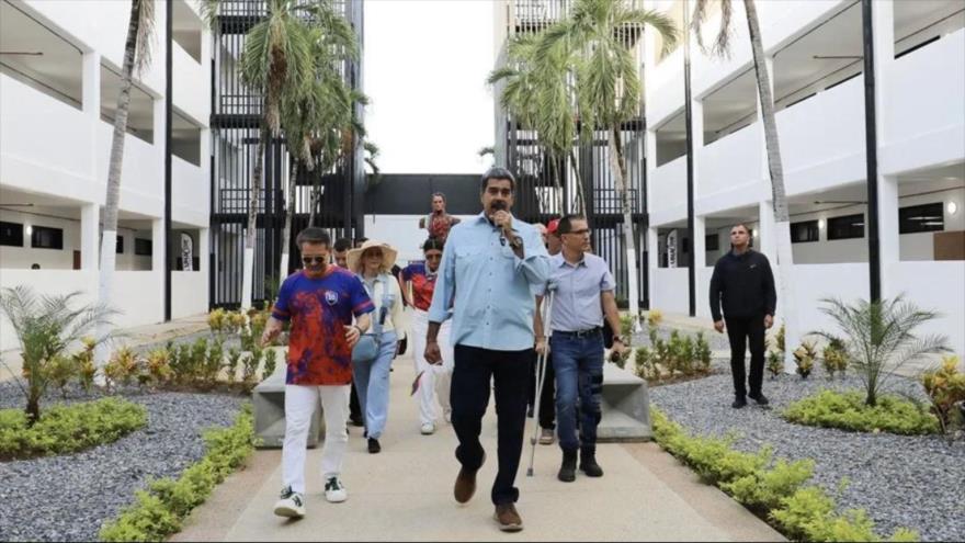 El presidente de Venezuela, Nicolás Maduro (c), durante la inauguración de la Universidad Nacional de las Comunas (UNACOM) en Carabobo, 24 de mayo de 2025. 