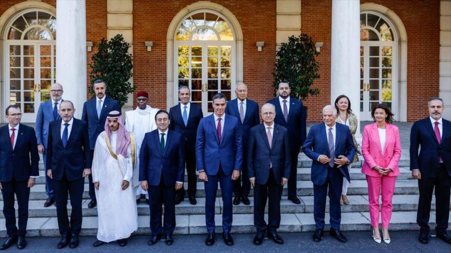 El presidente del Gobierno español, Pedro Sánchez (c), y los ministros ‘Grupo de Contacto Árabe-Islámico’ se reúnen en Madrid, septiembre de 2024.