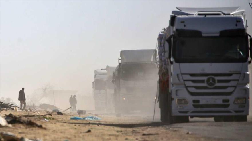Camiones cargados con ayuda humanitaria pasan por Rafah, en el sur de la Franja de Gaza, después de entrar por el cruce de Karem Abu Salem, 18 de febrero de 2025.