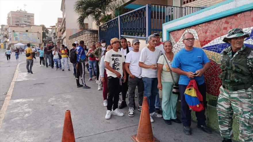 
Los ciudadanos venezolanos están en la fila para depositar su voto en un colegio electoral en elecciones regionales, 25 de mayo de 2025.
