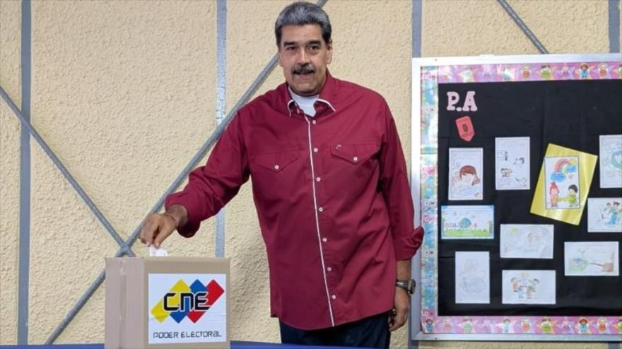 El presidente de Venezuela, Nicolás Maduro, ejerce su derecho al voto en las elecciones regionales y legislativas, 25 de mayo de 2025.