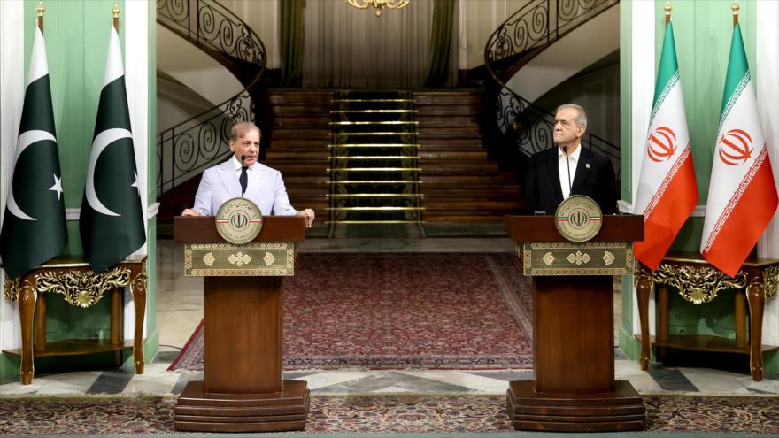 El presidente de Irán, Masud Pezeshkian (dcha.) y el premier paquistaní, Shehbaz Sharif, en Teherán, 26 de mayo de 2025.
