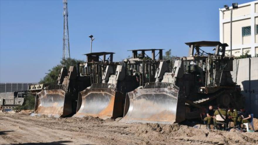 Excavadoras israelíes parados en la entrada de Gaza en el norte de la Franja.