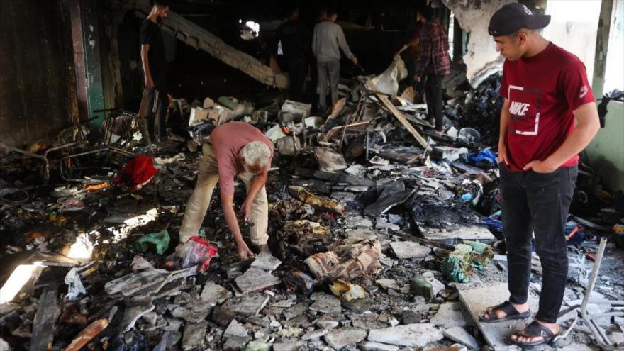 La gente inspecciona daños en la escuela Fahmi Al-Jarjawi en el norte de Gaza luego de un brutal ataque israelí, 26 de mayo de 2025. (Foto: AFP)