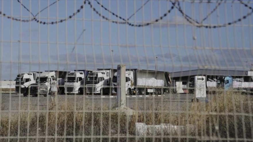 Camiones cargados con ayuda humanitaria para la Franja de Gaza, estacionados en el cruce de Karem Abu Salem, sur de Gaza, 20 de mayo de 2025.