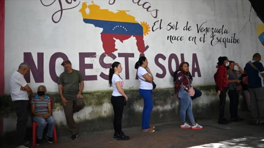 La gente en una cola para votar en un referéndum consultivo sobre la soberanía venezolana en el Esequibo, en Caracas, noviembre 2023. (Foto: AP)