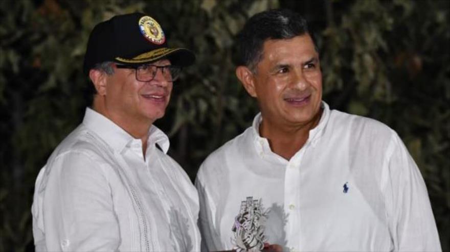 El presidente de Colombia, Gustavo Petro, (izda.), y el recién nombrado embajador ante el Estado de Palestina,‌ Jorge Iván Ospina, en una ceremonia en Cali.