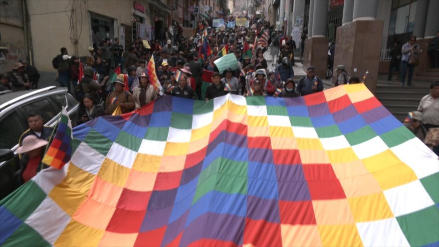 Miles marchan en La Paz para inscribir candidatura de Evo Morales