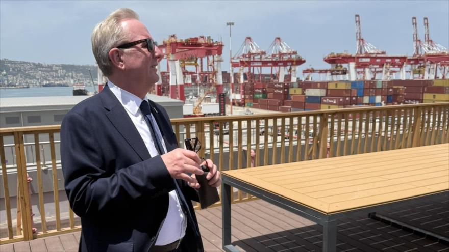 El enviado comercial del Reino Unido, Ian Austin, visita al puerto de Haifa, en los territorios ocupados, 26 de mayo de 2025.