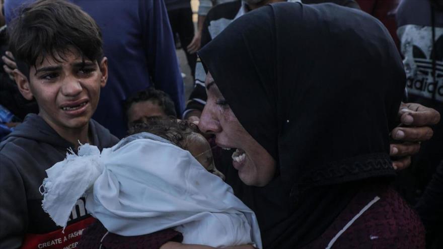 Una mujer palestina llora durante el funeral de su hijo muerto en un ataque de Israel. (Foto: EFE)