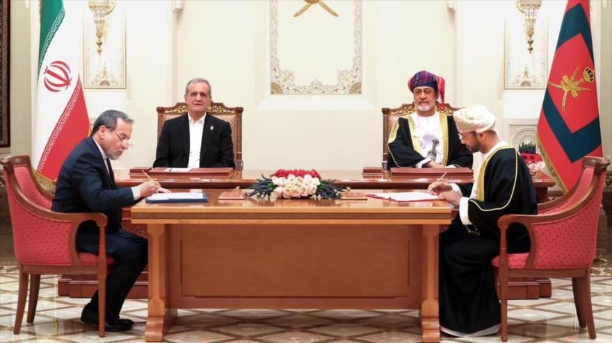 Autoridades de Irán y Omán firman documentos de cooperación en Mascate, 27 de mayo de 2025. (Foto: president.ir)