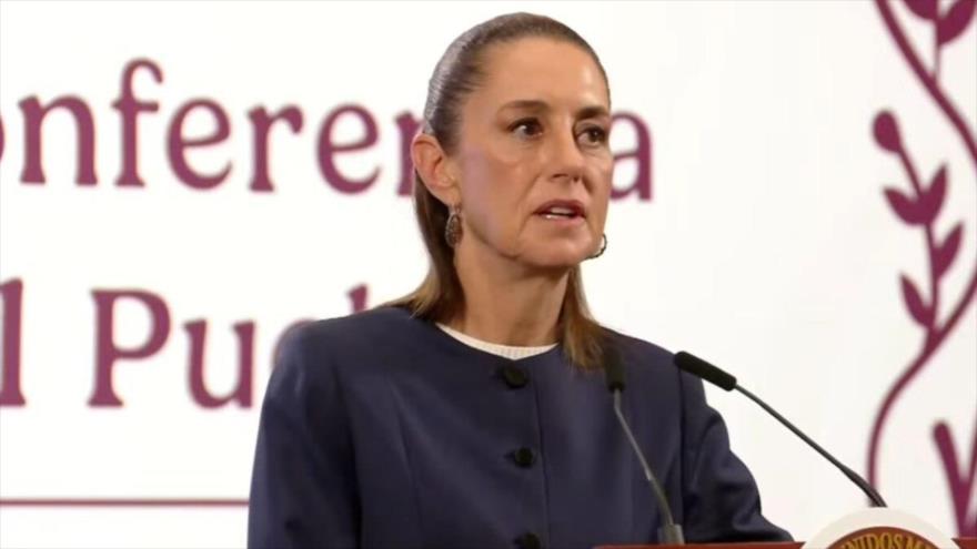 La presidenta de México, Claudia Sheinbaum, habla durante su conferencia de prensa matutina, 27 de mayo de 2025.
