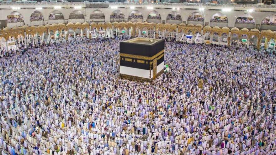 Los peregrinos realizan la oración en la Gran Mezquita durante la peregrinación anual del Hach en La Meca, Arabia Saudí. 