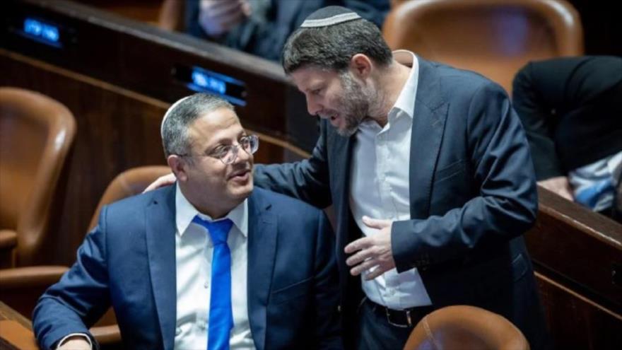 Los responsables israelíes de extrema derecha, Itamar Ben Gvir (izda.), y Bezalel Smotrich, en el parlamento, 29 de diciembre de 2022. (Foto: Flash90)