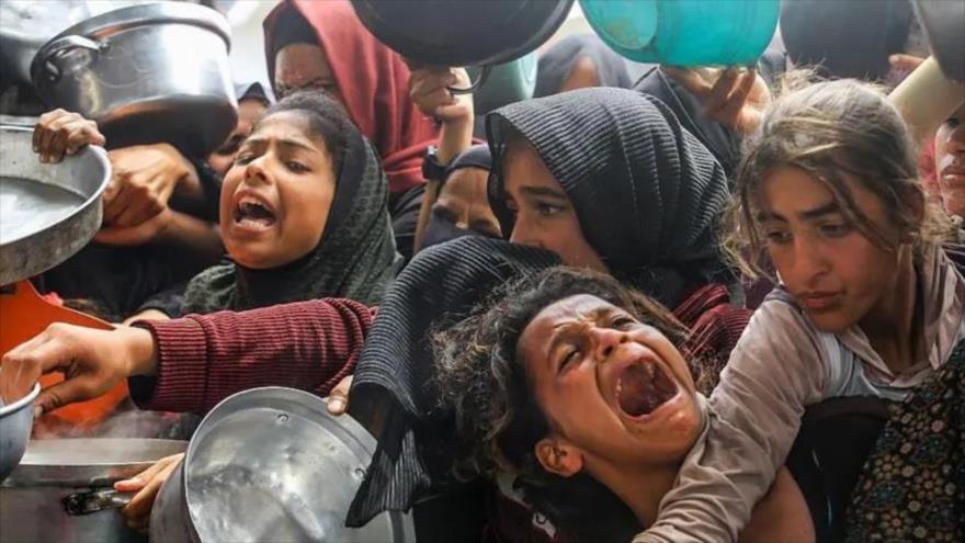 Niñas gazatíes desesperadas por recibir alimentos de una cocina benéfica en el campo de refugiados, en el norte de Gaza. (Foto: Getty Images)