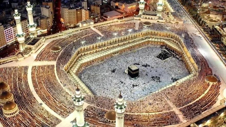 Los peregrinos realizan oraciones cerca de la Kaaba en la Gran Mezquita de La Meca, Arabia Saudí, durante la peregrinación anual del Hach.