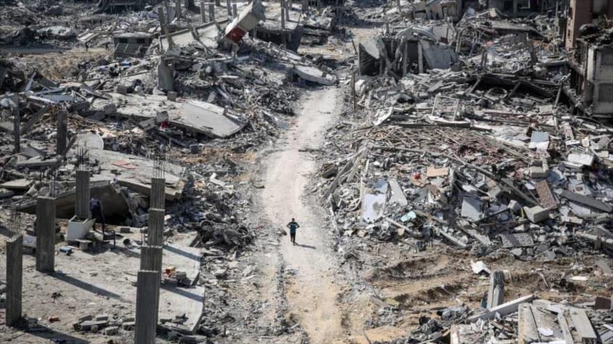 Un hombre palestino camina entre las ruinas perpetradas por israel en Gaza.