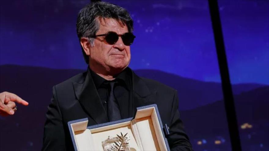 El director iraní, Jafar Panahi, tras recibir la Palma de Oro en el Festival de Cannes en mayo de 2025.