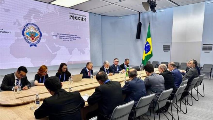 Celso Amorim, asesor presidencial de Brasil, y Ali Akbar Ahmadian, máximo funcionario de seguridad de Irán, lideran sus delegaciones en una reunión en Moscú. 28 de mayo de 2025 
