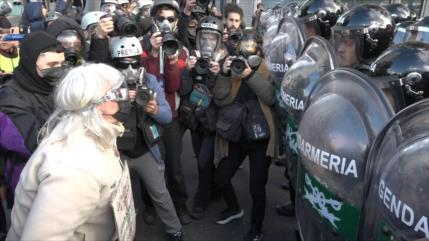 Jubilados resisten a la represión de Milei en Argentina