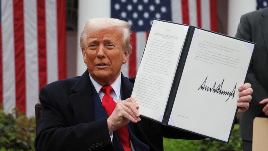 El presidente de Estados Unidos, Donald Trump, sostiene una orden ejecutiva firmada sobre aranceles, en el Jardín de las Rosas de la Casa Blanca en Washington, Estados Unidos, 2 de abril de 2025. (Foto: Reuters)