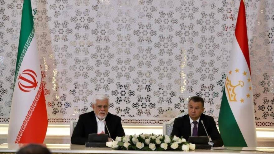 El primer vicepresidente de Irán, Mohamad Reza Aref (izda.), y el primer ministro tayiko, Kokhir Rasulzoda, 29 de mayo de 2025.