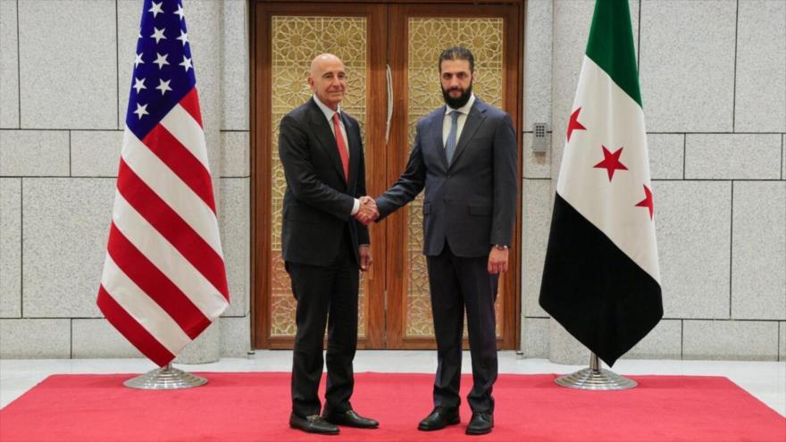 El presidente de facto sirio, Abu Mohammad al-Golani, reuniéndose con el enviado especial de EE.UU. para Siria, Thomas Barrack, en Damasco, 29 de mayo de 2025. 