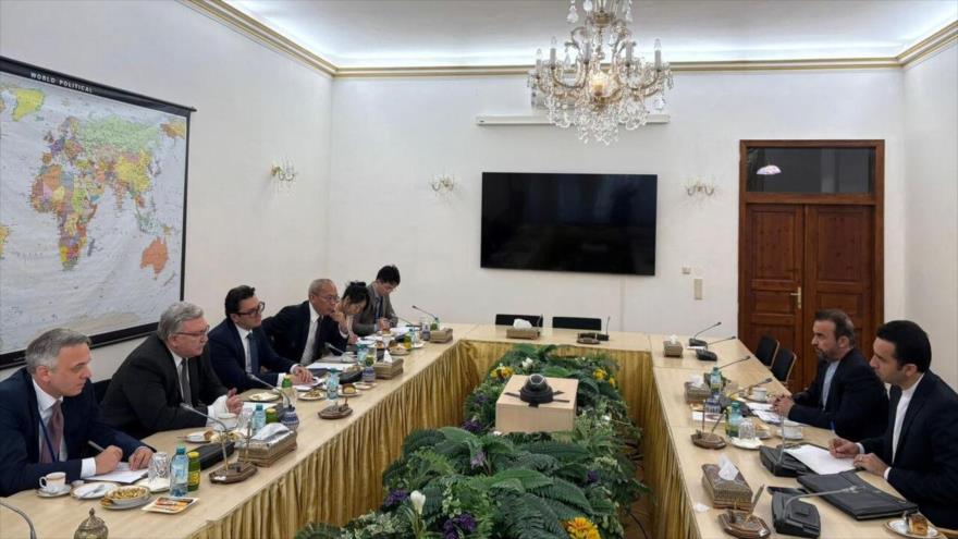 Diplomáticos de Irán (izda.) y sus pares de Rusia y China se reúnen para coordinar posturas antes de la Junta de Gobernadores de la AIEA, 29 de mayo de 2025.