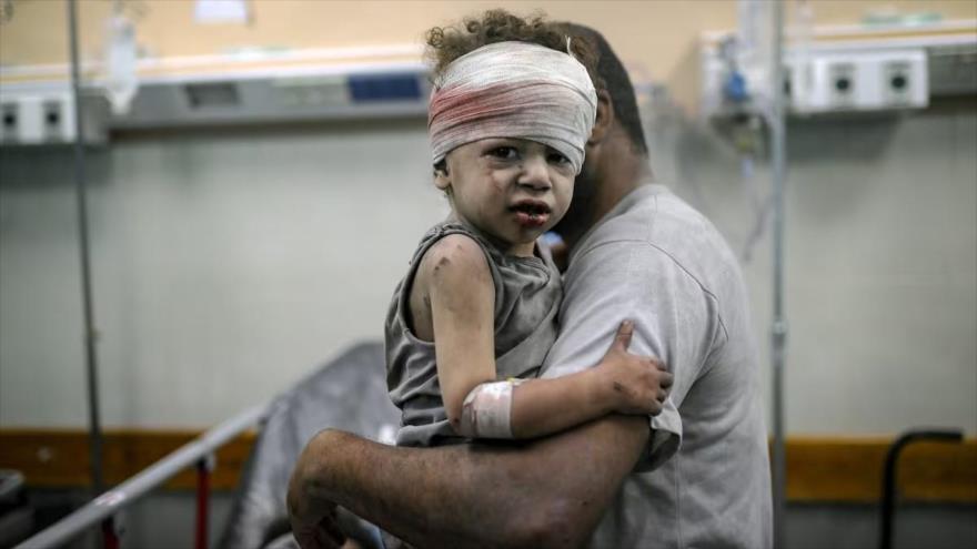 Un niño herido, trasladado al hospital Nasser, en Jan Yunis, Gaza. (Foto: Getty Images)
