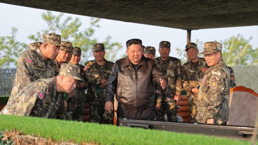 Visita del líder de Corea del Norte, Kim Jong-un, al ejercicio militar de unidades de artillería del EPC, el 29 de mayo de 2025. (Foto: KCNA)
