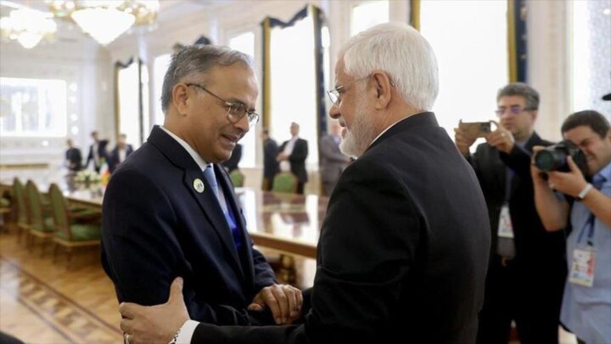 El primer vicepresidente de Irán, Mohammad Reza Aref (der.), se reúne con el secretario general de la Organización de Cooperación Económica (OCE), Asad Majeed jan, Tayikistán, el 30 de mayo de 2025. 