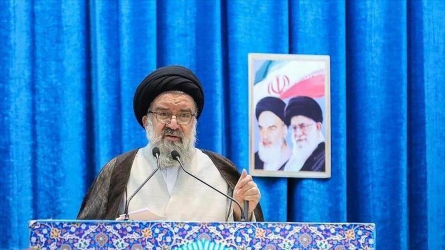 El imam del rezo colectivo del viernes de Teherán (capital iraní), el ayatolá Seyed Ahmad Jatami, campus de la Universidad de Teherán, 30 de mayo de 2025.