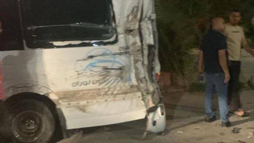 Fuerzas israelíes embisten minibús con peregrinos del Hach en Cisjordania