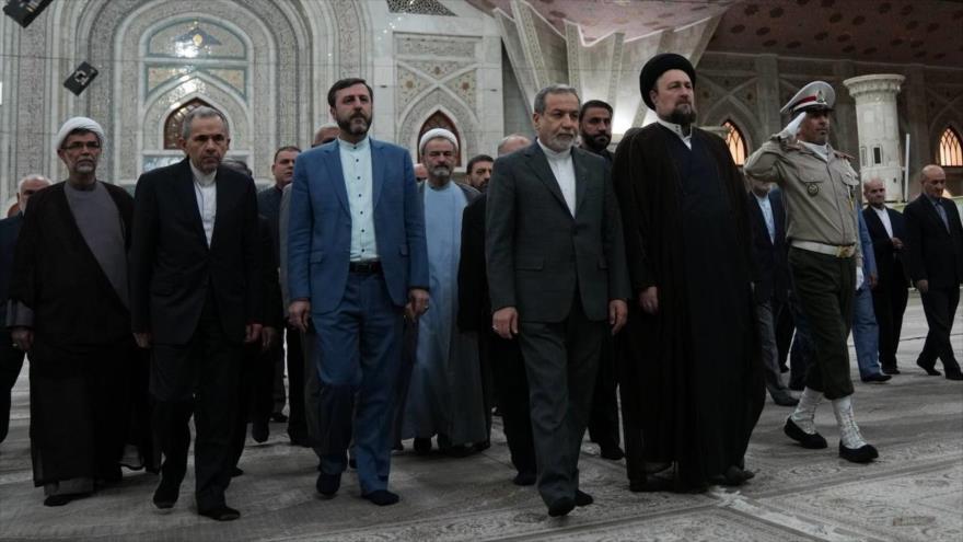 El ministro de Asuntos Exteriores de Irán, Seyed Abás Araqchi, (centro.), en el santuario sagrado del el Imam Jomeini, 31 de mayo de 2025.