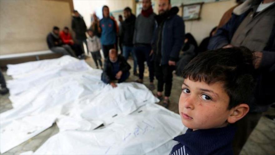 Un niño observa mientras la gente llora a los palestinos muertos en ataques israelíes, Jan Yunis, sur de Gaza, 20 de marzo de 2025. (Foto: Reuters)