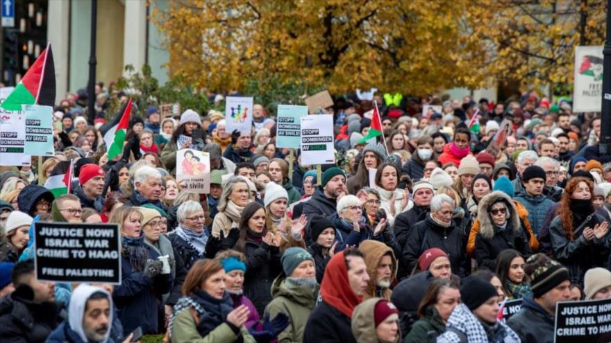 Los noruegos protestan para poner fin al genocidio de Israel en Gaza, Oslo, Noruega. (Foto: Reuters)