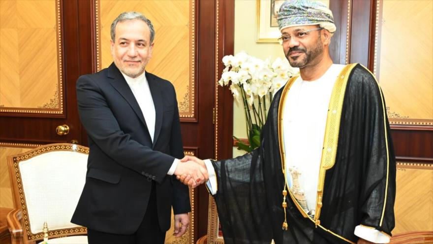 El canciller iraní, Seyed Abás Araqchi (izda.) y su par omaní, Badr Al-Busaidy.