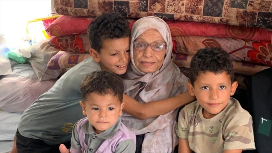 La mujer palestina, Aziza Qishta, con sus nietos.