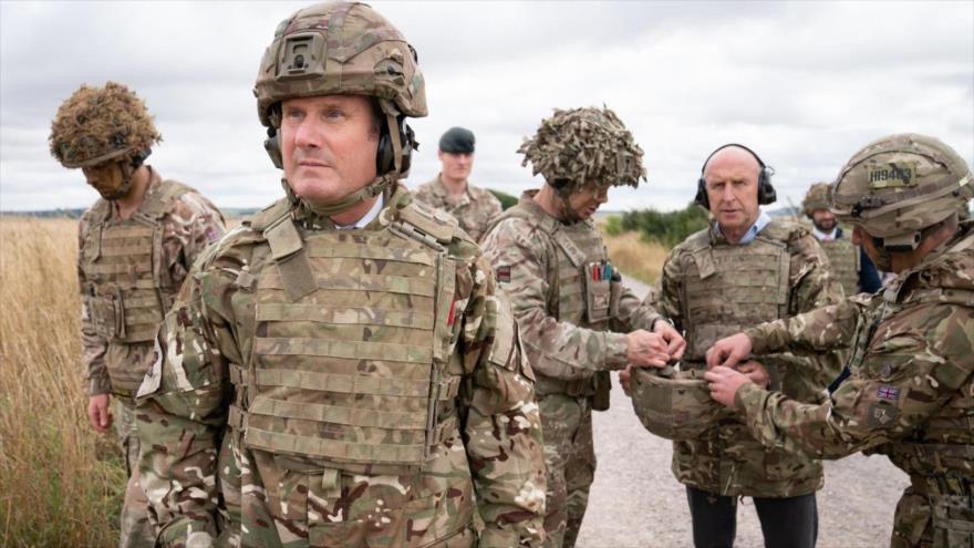 El primer ministro del Reino Unido, Keir Starmer (2° izda.) y el secretario de defensa británico, John Healey (2° dcha.), en uniformes militares.