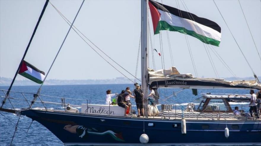 El barco “Madeleine” zarpa desde el puerto de Catania, en el sur de Italia, hacia la Franja de Gaza, el 1 de junio de 2025. (Foto: X)