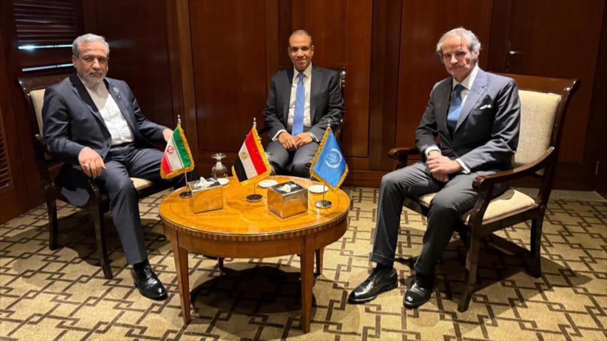 El director de la AIEA, Rafael Grossi (dcha.); junto al canciller de Irán, Abás Araqchi (izda.) y su homólogo de Egipto, Badr Abdel Aaty, en El Cairo, 2 de junio de 2025.