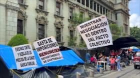 Maestros guatemaltecos cumplen 8 días frente al Palacio de Gobierno
