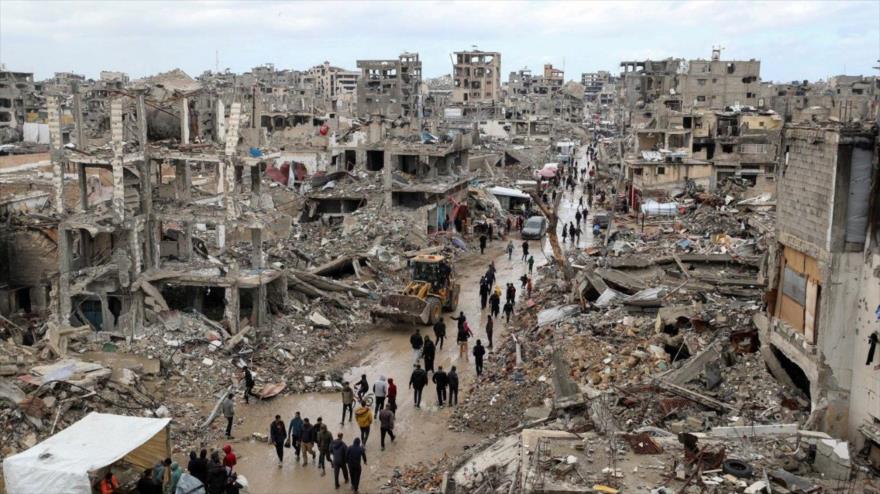 Palestinos caminan entre los escombros de los edificios destruidos por la ofensiva israelí en la ciudad de Gaza, 6 de febrero de 2025.