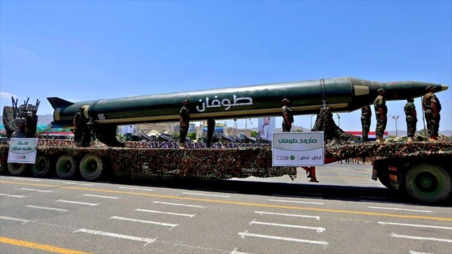 El misil balístico de alcance medio yemení Tufan se presenta en un desfile militar en Saná, la capital, septiembre de 2023.