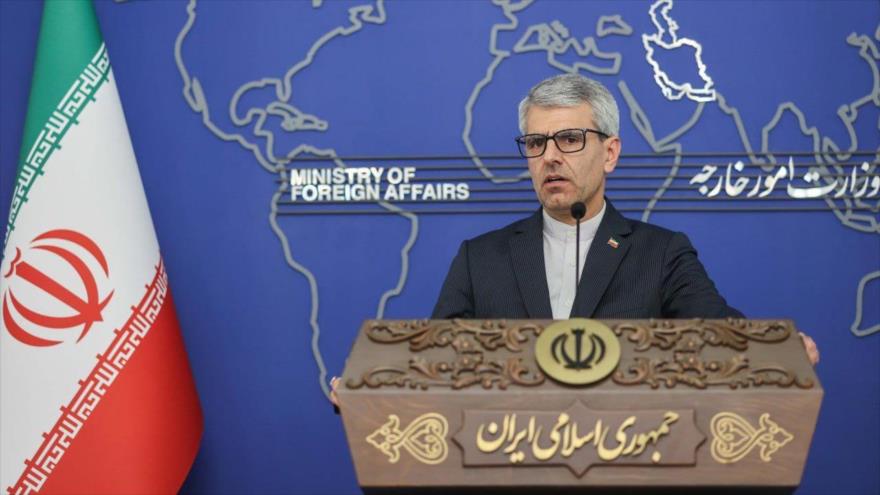 El portavoz de la Cancillería iraní, Esmail Baqai, durante una rueda de prensa, Teherán.