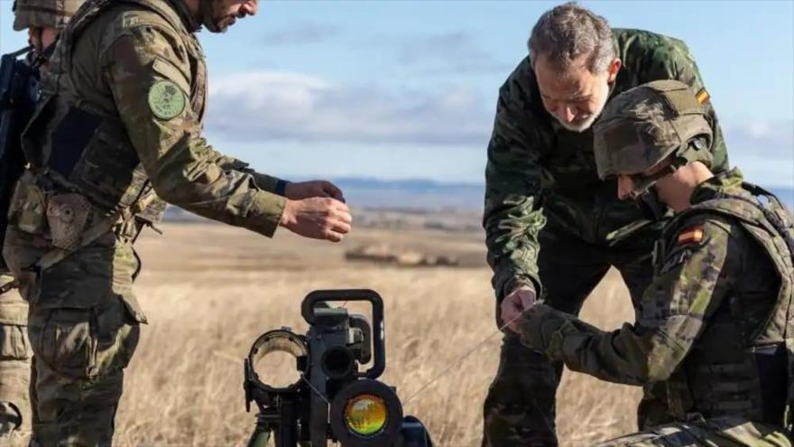El rey de España, Felipe VI, observa misiles Spike LR2 (israelíes) cuyo contrato fue cancelado por España tras críticas a la colaboración militar con Tel Aviv. (Foto: cadenaser)