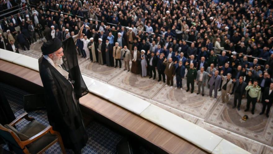 El Líder de la Revolución Islámica, el ayatolá Seyed Ali Jamenei, ofrece un discurso en el mausoleo del Imam Jomeini, Teherán, 4 de junio de 2025.