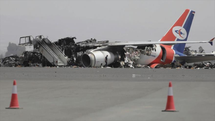 Un hombre camina frente a un avión yemení dañado en el Aeropuerto Internacional de Saná, en Saná, Yemen, un día después de los ataques aéreos israelíes contra el aeropuerto, 29 de mayo de 2025. (Foto: AP)
