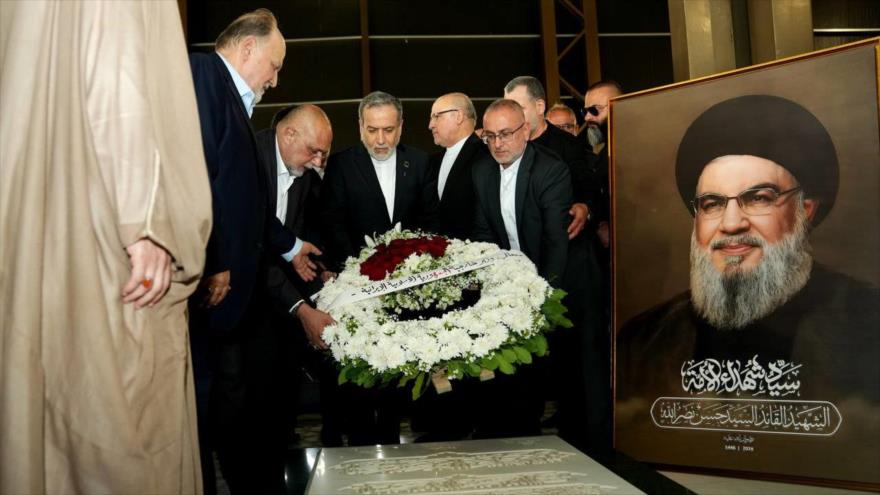 El canciller de Irán, Abás Araqchi, (c) rinde homenaje ante la tumba del líder mártir del Movimiento de Resistencia Islámica libanés (Hezbolá), Seyed Hasan Nasralá, 3 de junio de 2025. 