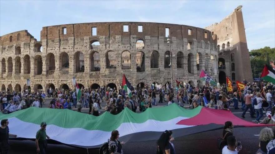 Personas pasan frente al Coliseo durante una manifestación propalestina en Roma, 12 de octubre de 2024. (Foto: AP)